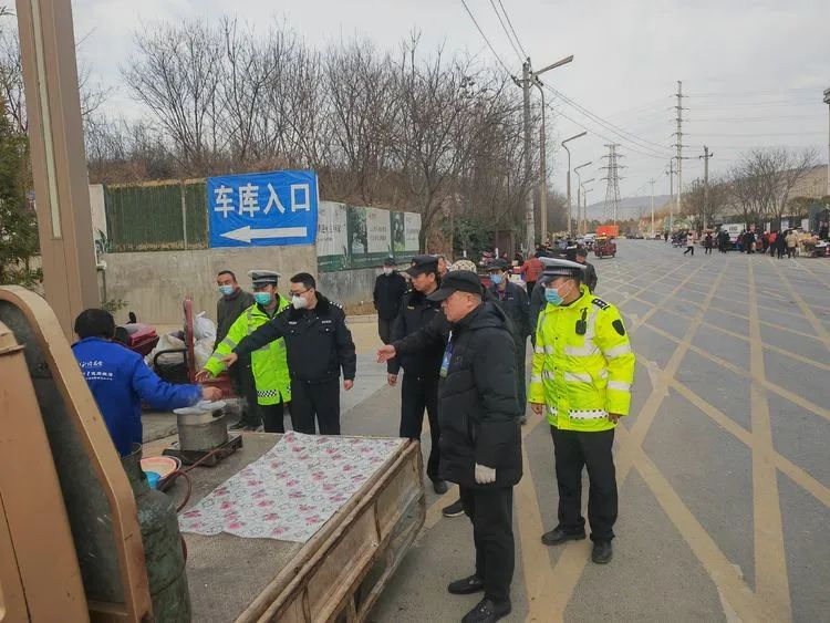 渭滨交警大队开展全市第二个“月月都有122文明交通遍乡村”主题宣传活动…